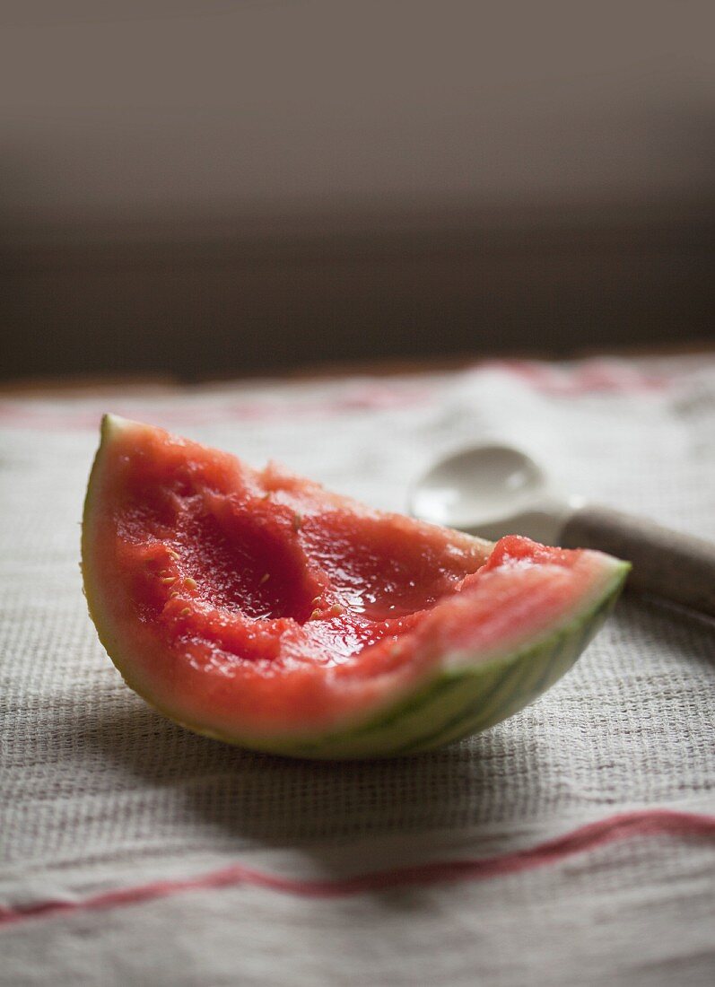 Angebissenes Stück Wassermelone