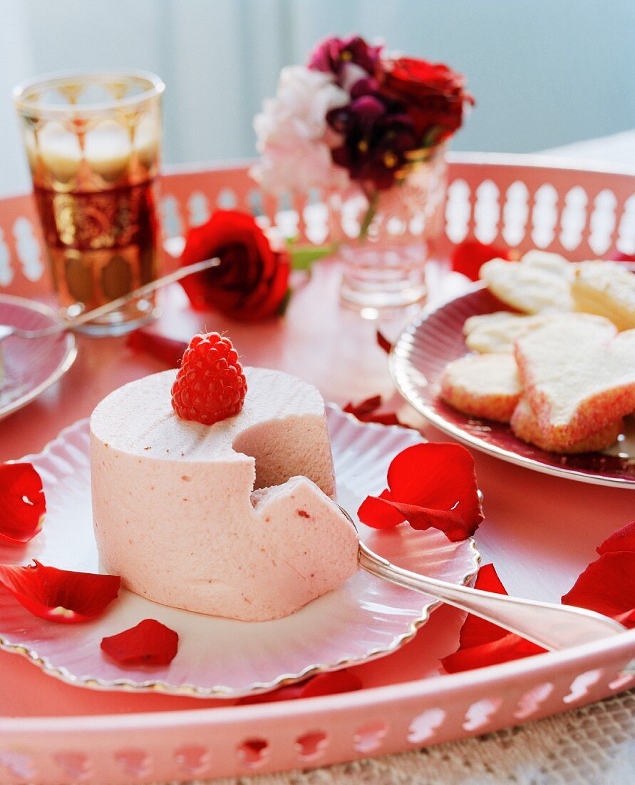 Joghurttörtchen mit Himbeere und Rosenblättern