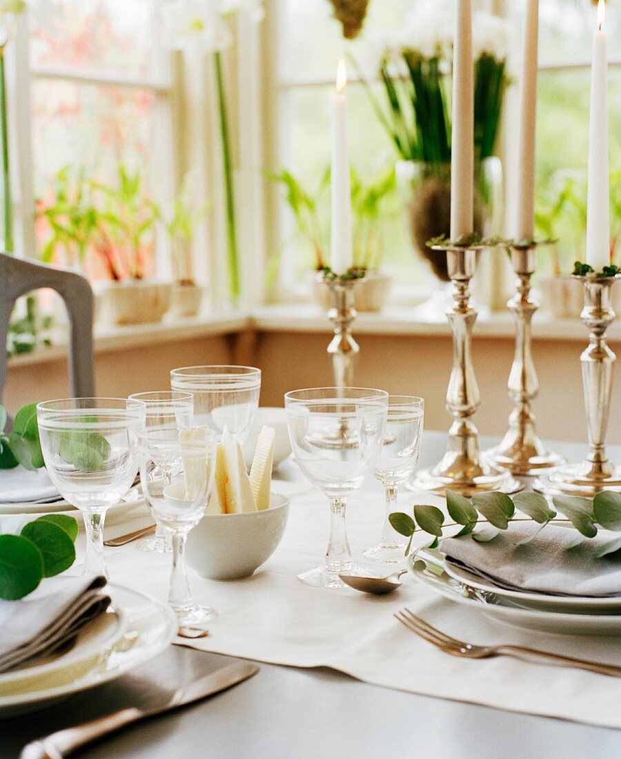 Gedeckter Tisch für ein elegantes Abendessen