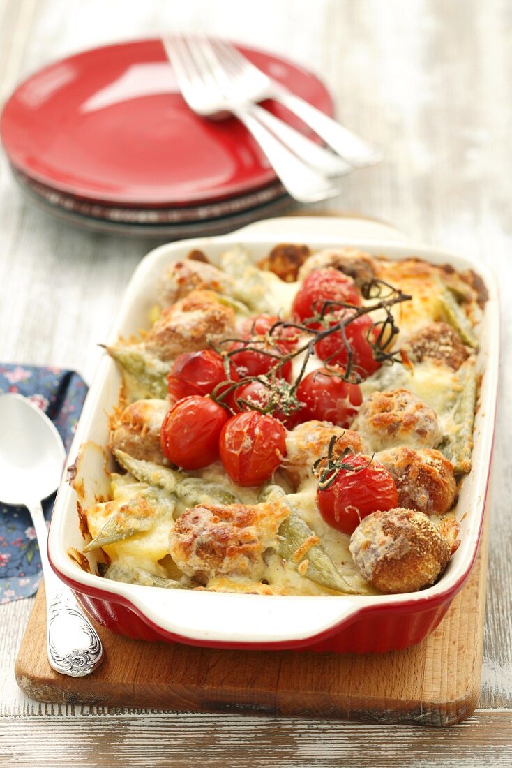 Kartoffelauflauf mit Hackbällchen, Tomaten, Bohnen und Käse