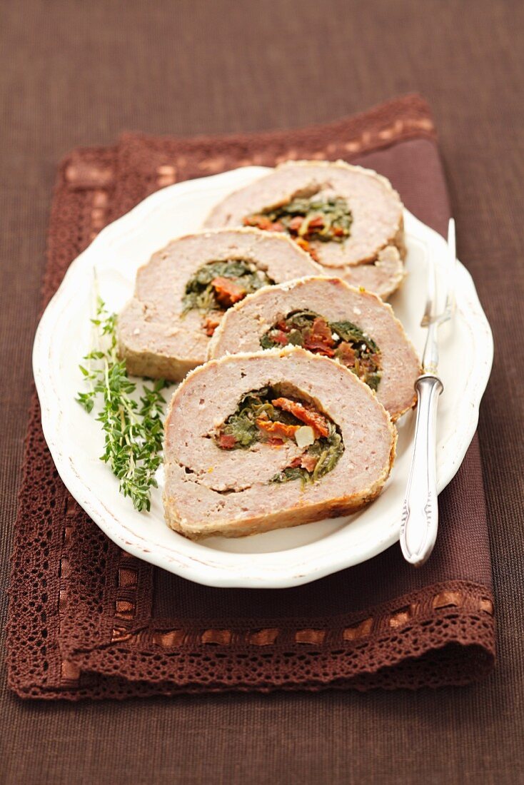 Gefüllter Hackbraten mit Spinat und getrockneten Tomaten