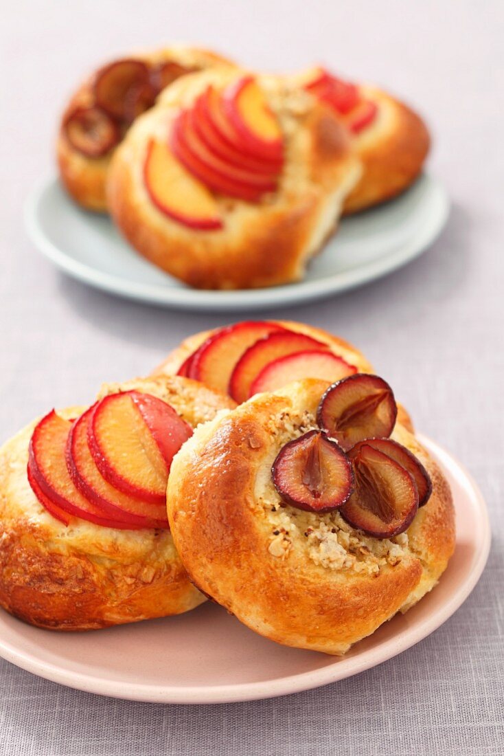 Sweet buns with plums and almonds