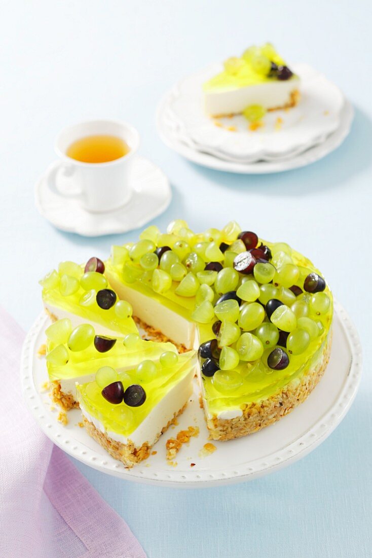 Yoghurt torte with jelly and grapes