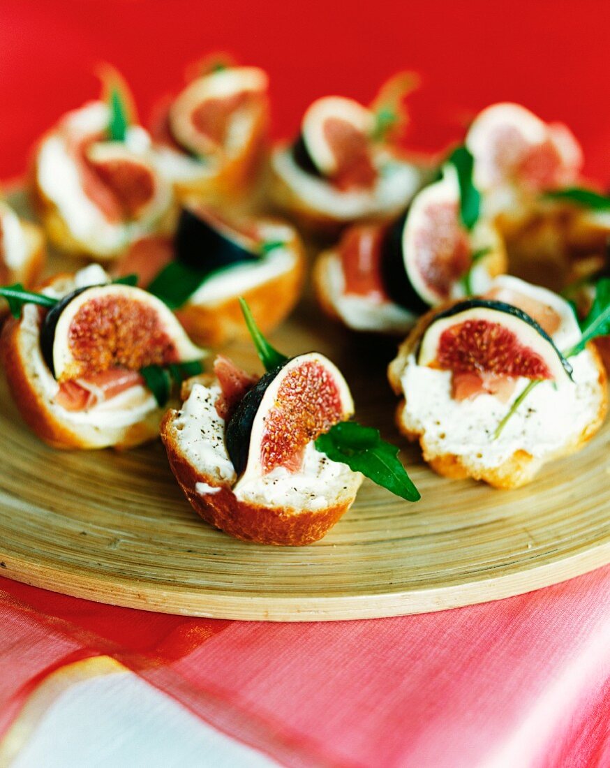 Canapés with figs, prosciutto and cream cheese