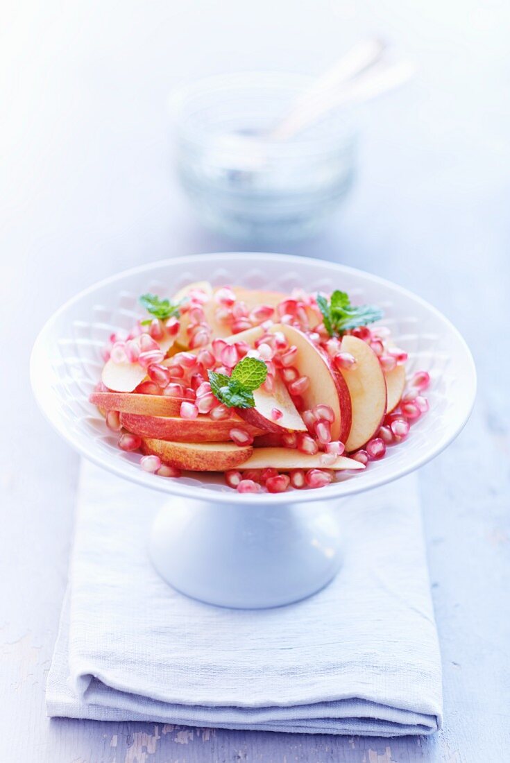 Apfelsalat mit Granatapfelkernen