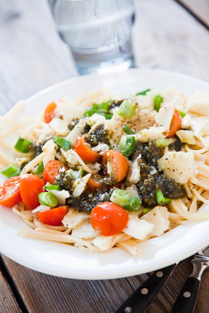 Nudeln mit Tomaten, Frühlingszwiebeln, Feta und Parmesan