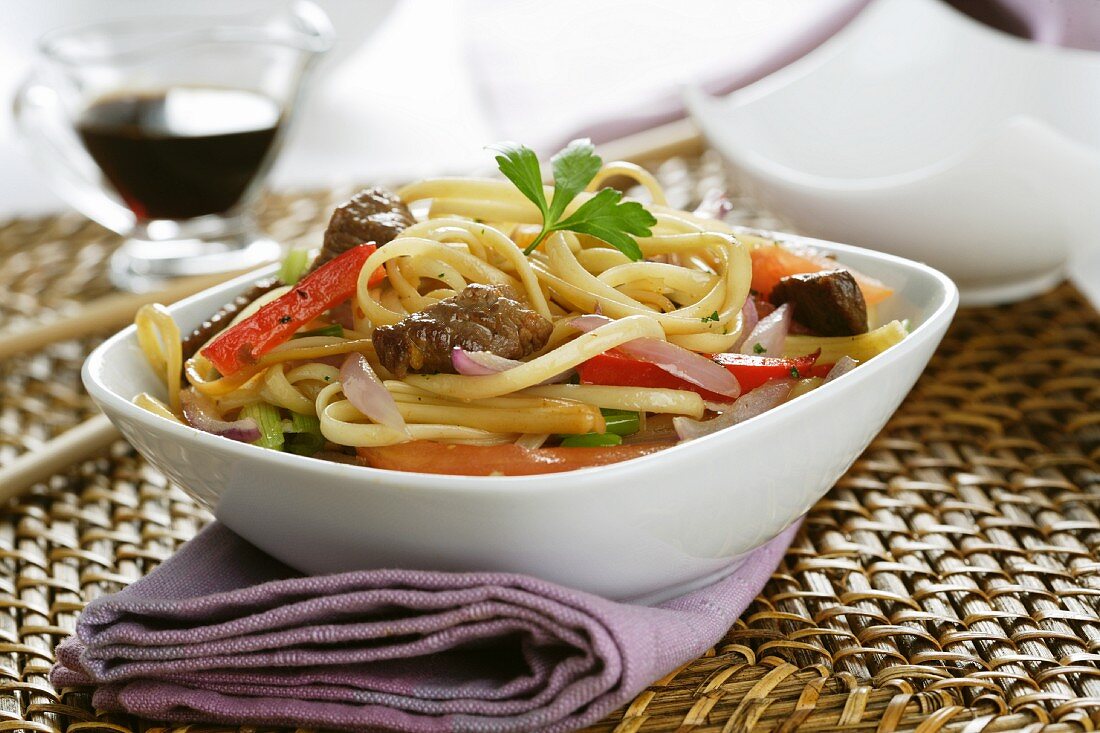 Fried noodles with beef and vegetables (Asia)