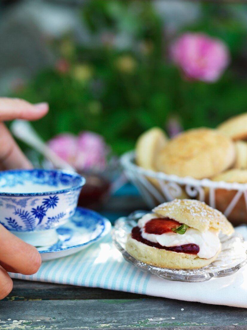 Kaffeepause mit Scones im Garten