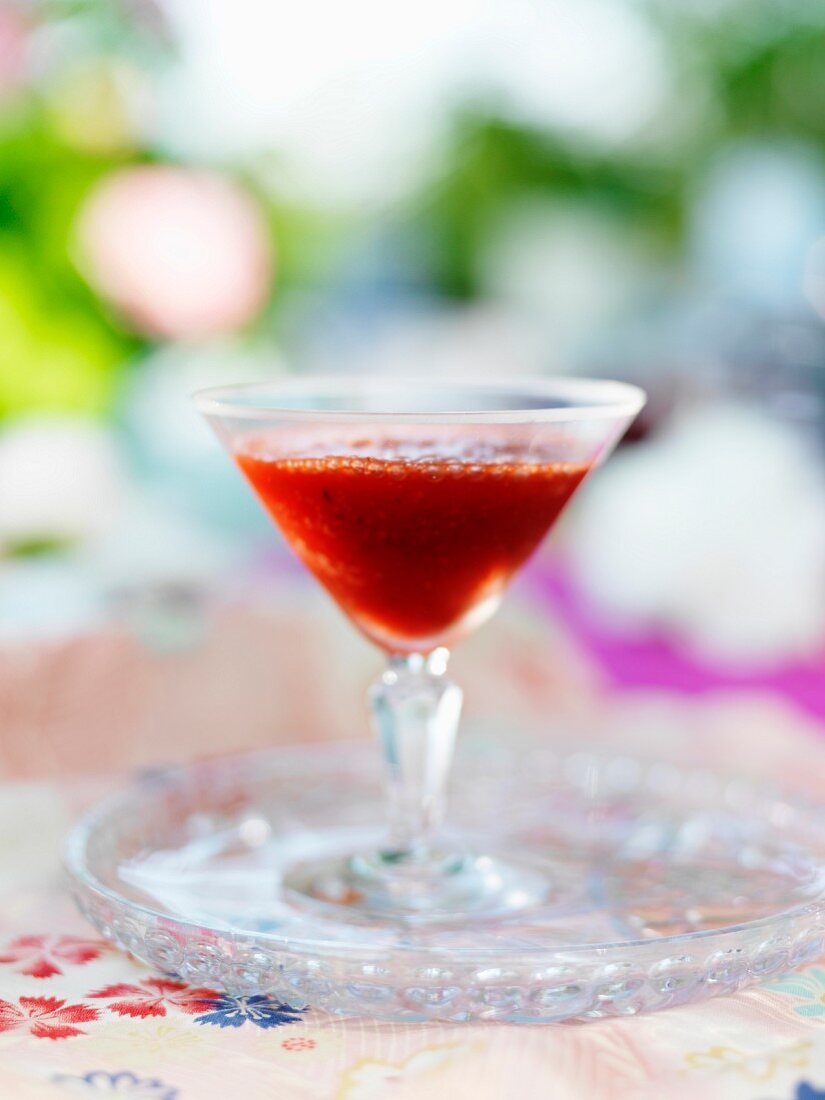 Ein Daiquiri Cocktail auf Gartentisch