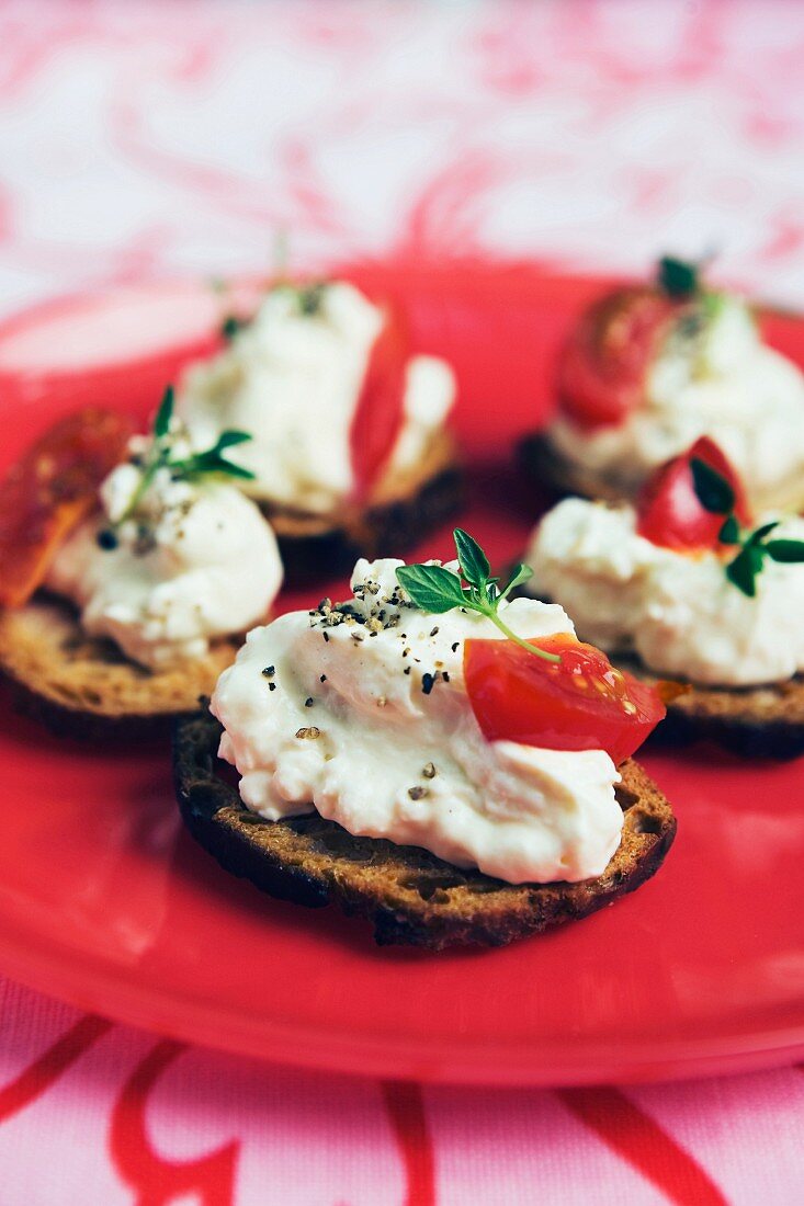 Brot mit Frischkäse und Tomaten