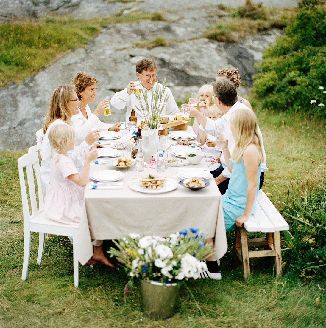 Kinder & Erwachsene feiern Mittsommer (Schweden)