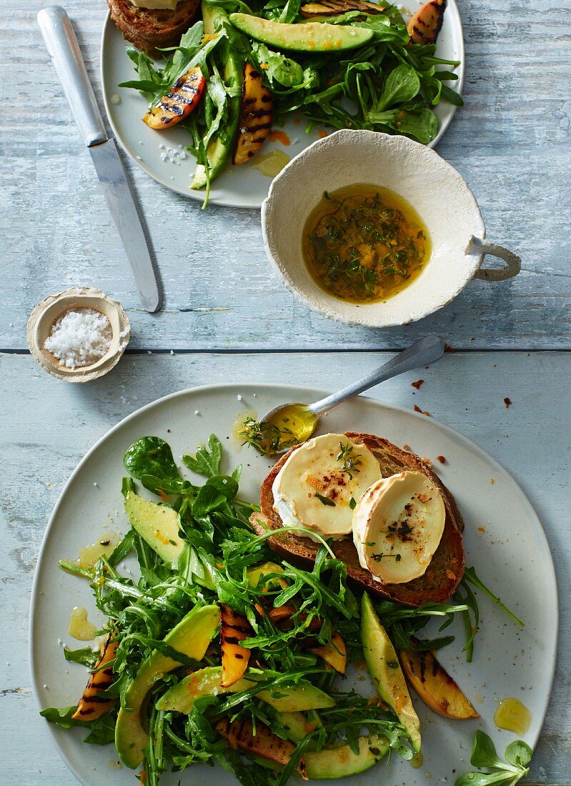 Avocado-Thymian-Salat mit Ziegenkäse-Bruschetta