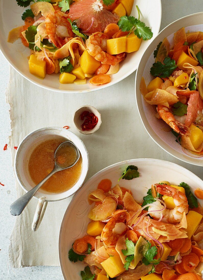 Mango-Papaya-Salat mit Garnelen – Bild kaufen – 11219348 Image ...