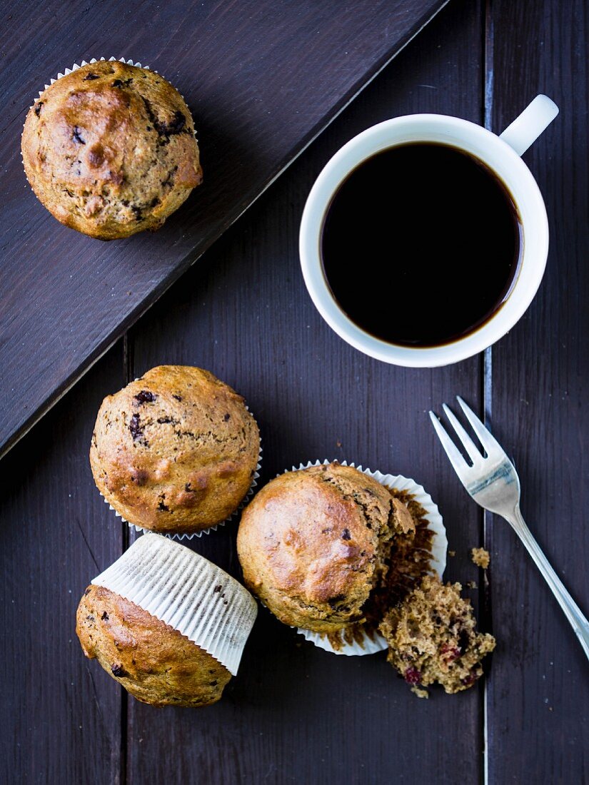 Vollkorn-Dinkel-Muffins mit Schokolade, Preiselbeeren und Nüssen