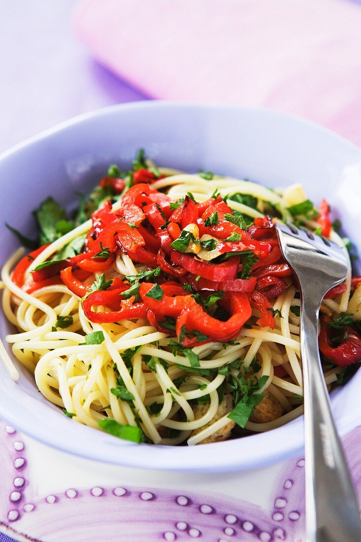 Spaghetti mit Paprikaschoten und Petersilie