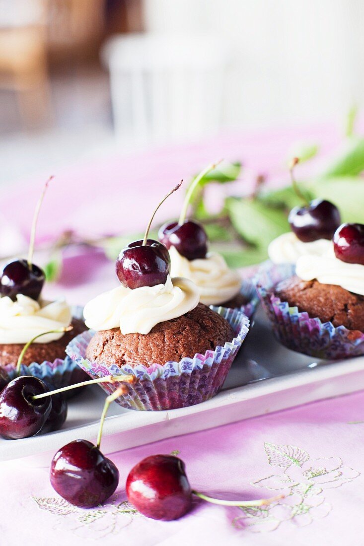 Cupcakes mit Kirschen und Sahne