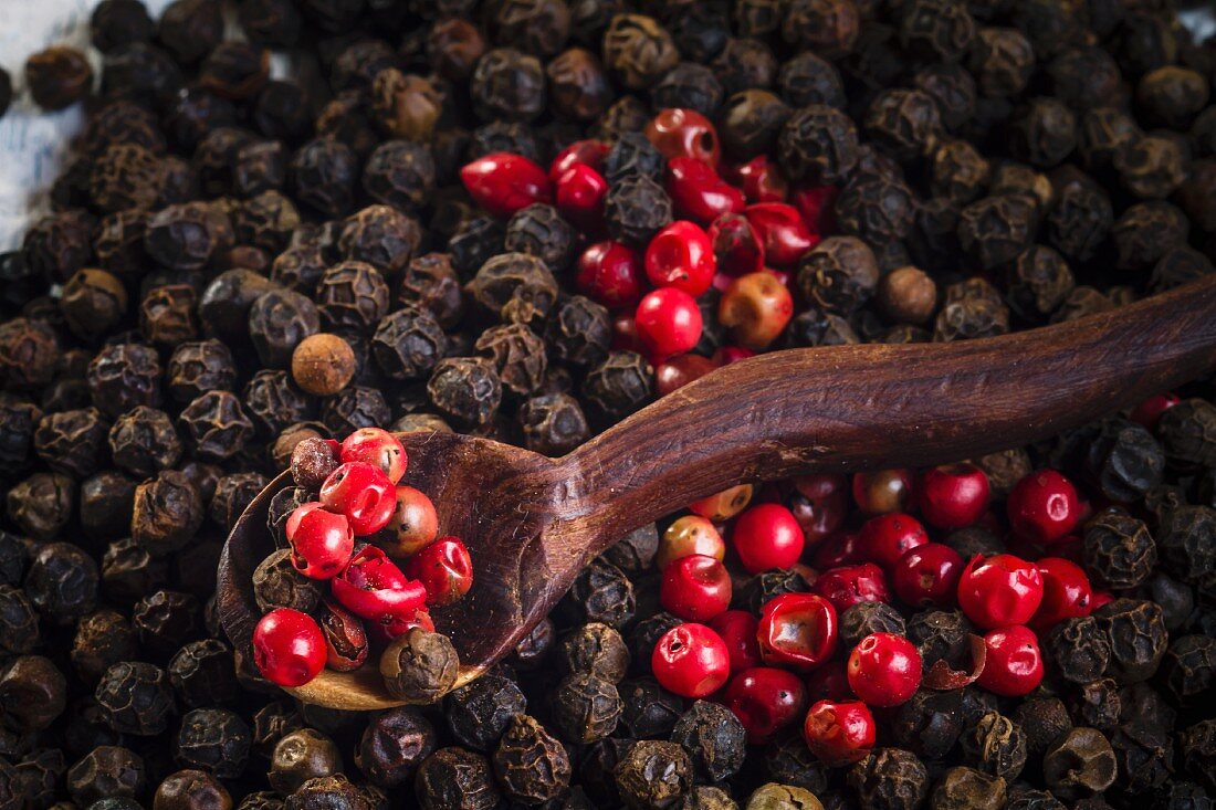 Rote und schwarze Pfefferkörner