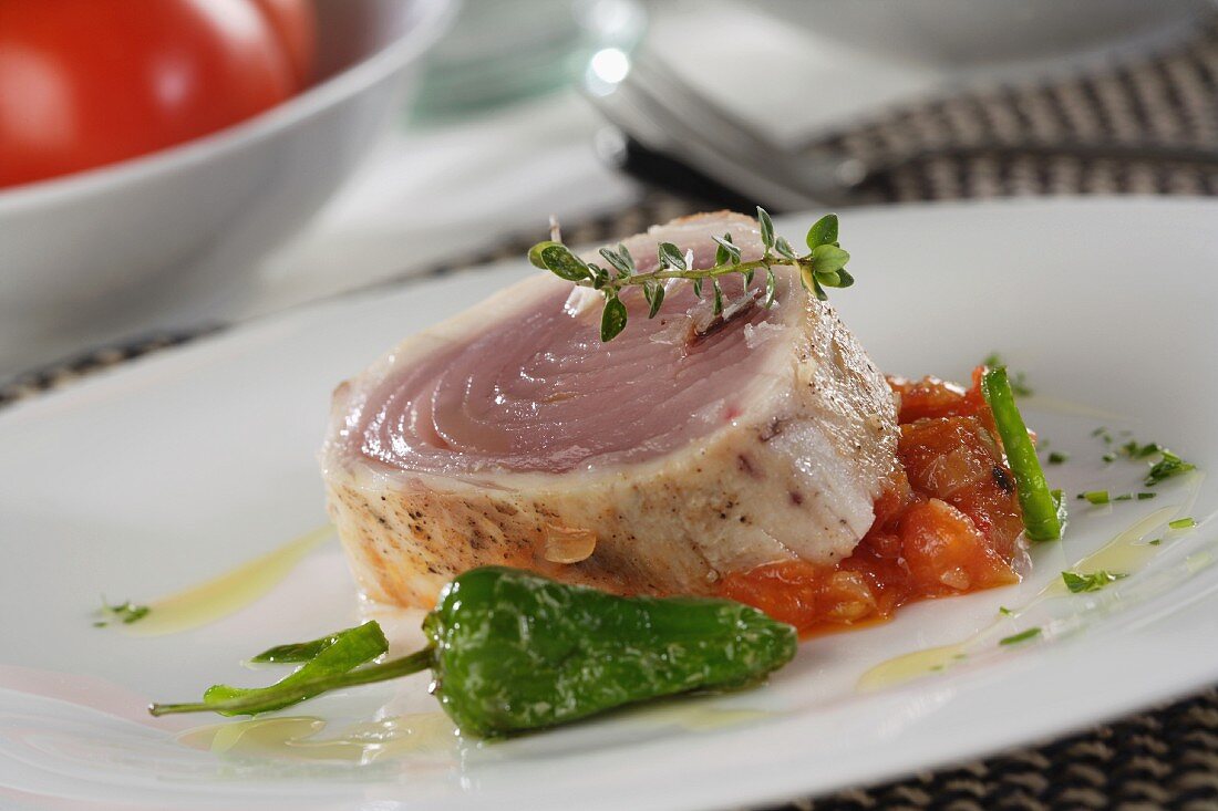 Thunfischsteak auf Tomatensauce mit grüner Chilischote