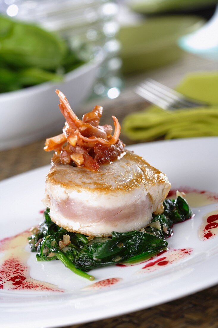Thunfischsteak auf Spinat mit Radieschenvinaigrette und Fleisch-Salsa