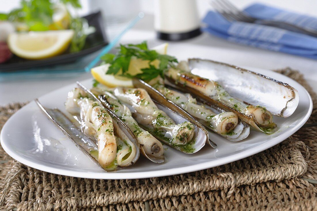 Navajas a la plancha (Grilled razor clams with garlic and parsley, Spanien)