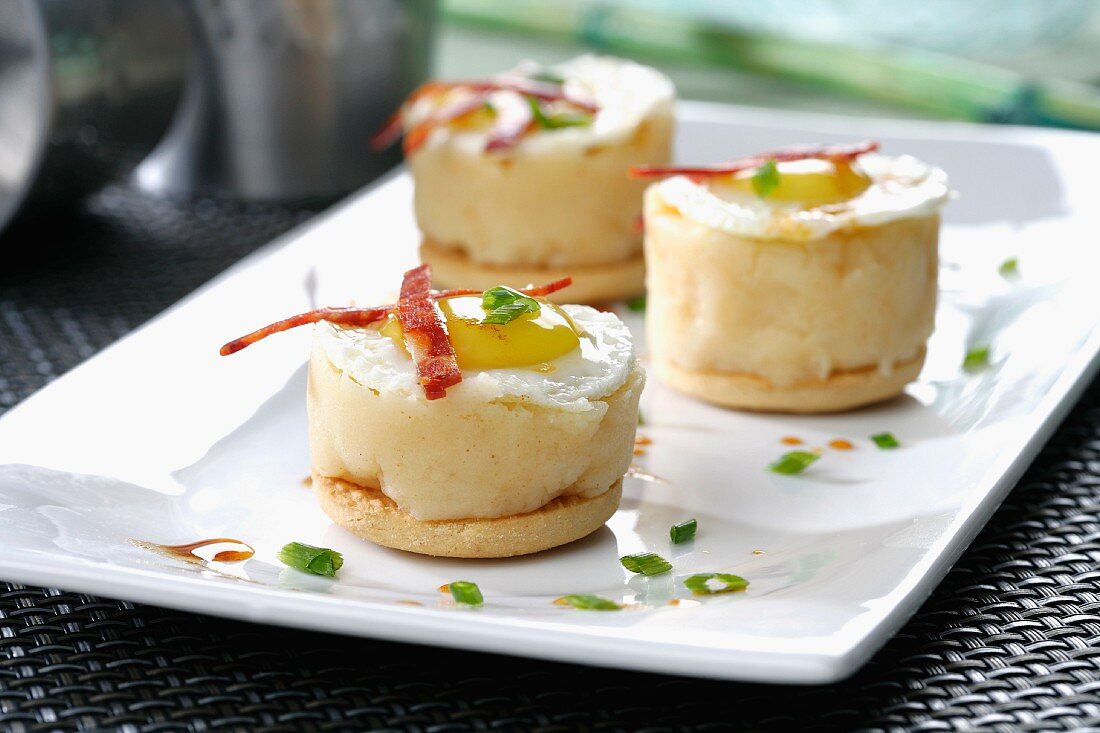 Mashed potato tartlets with quail's eggs and chorizo strips