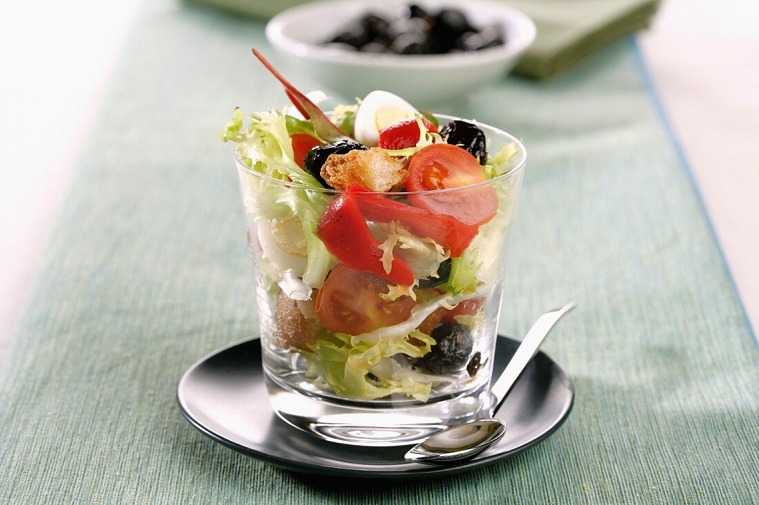 Mediterraner Salat mit Oliven und Croûtons