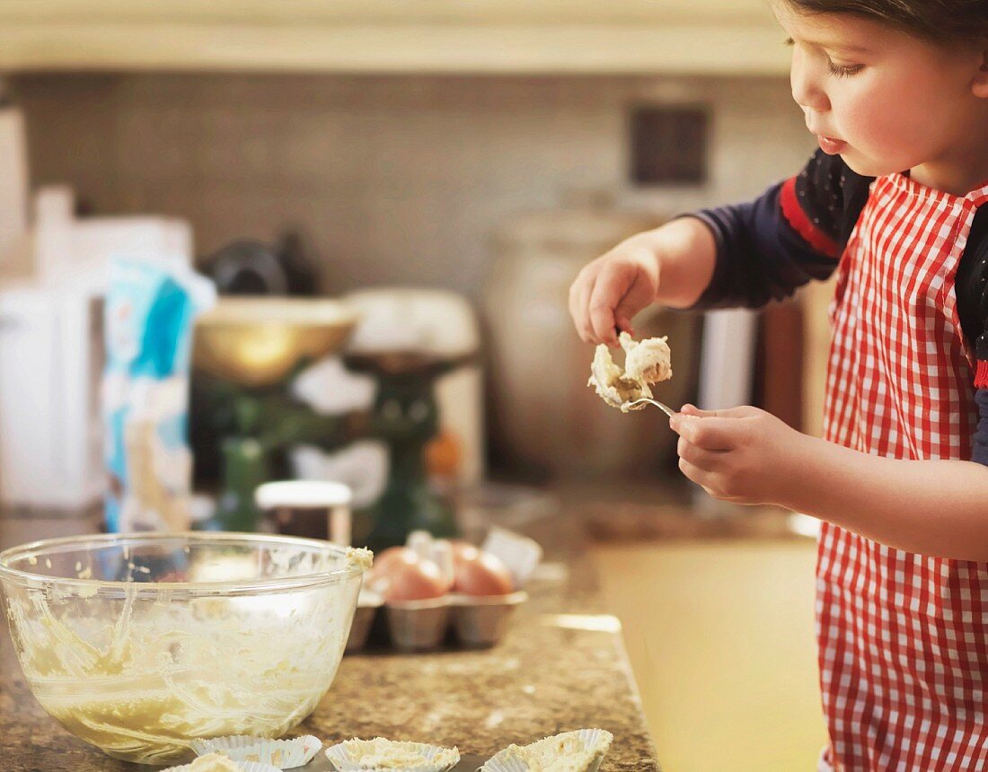 Kleines Mädchen beim Backen