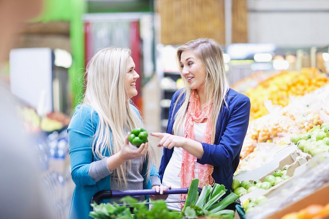 Zwei Frauen beim Gemüse-Einkauf
