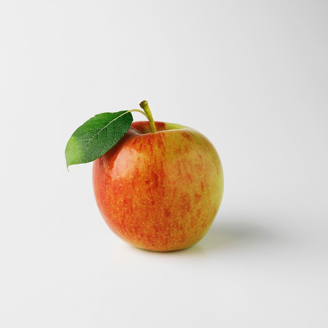 Apfel auf weißem Grund