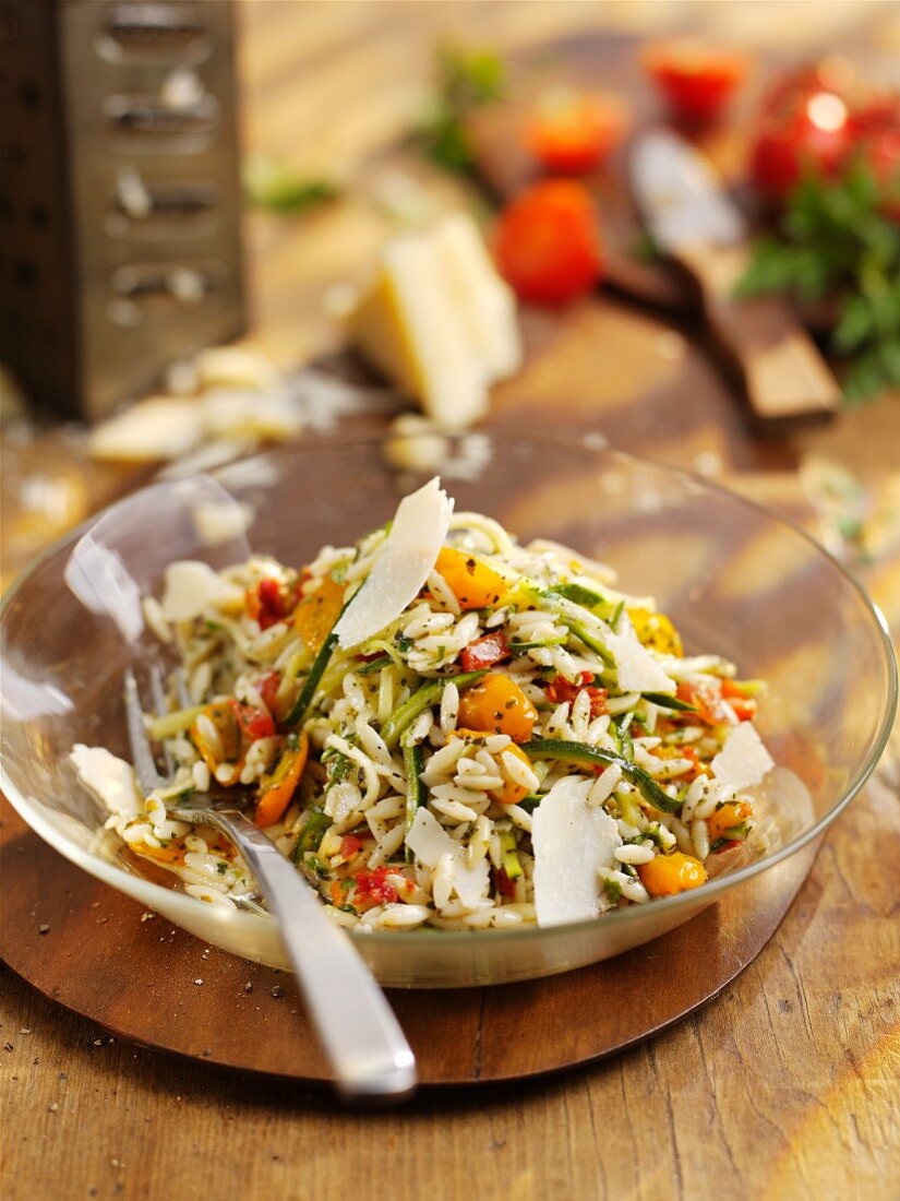 Risoni-Salat mit Zucchini, Tomaten und Parmesan