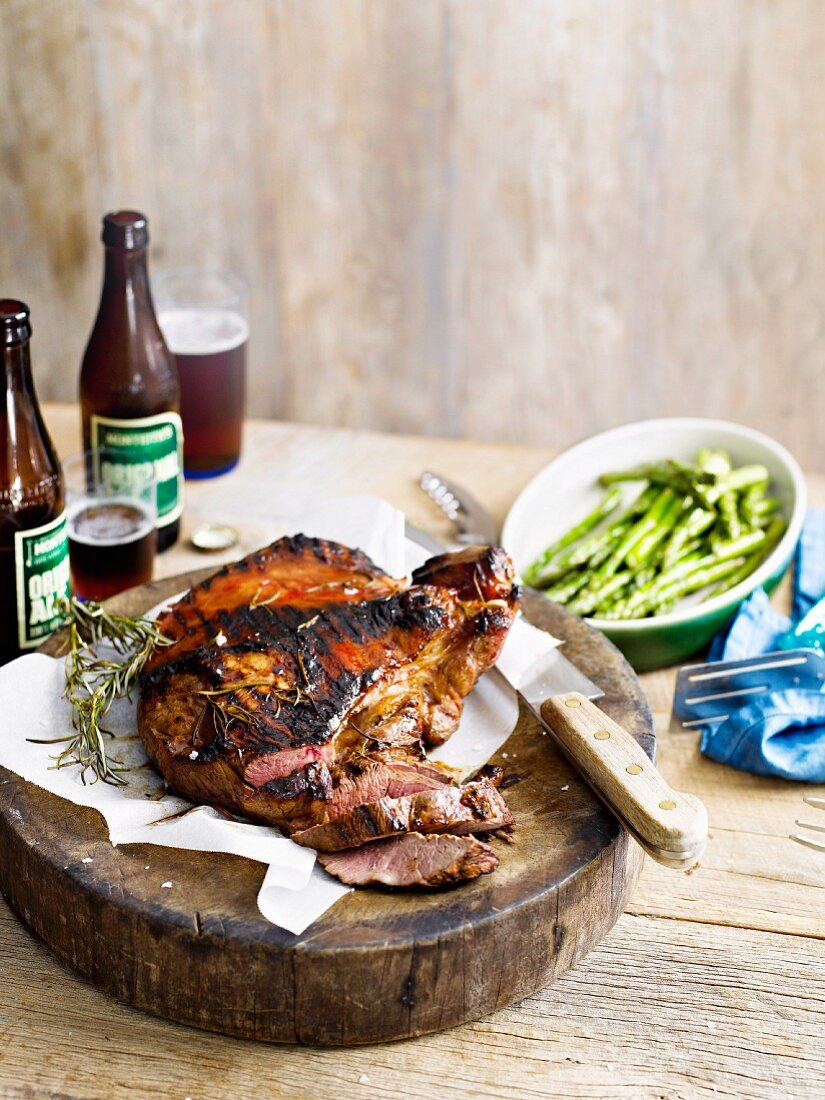 Barbecued lamb with asparagus