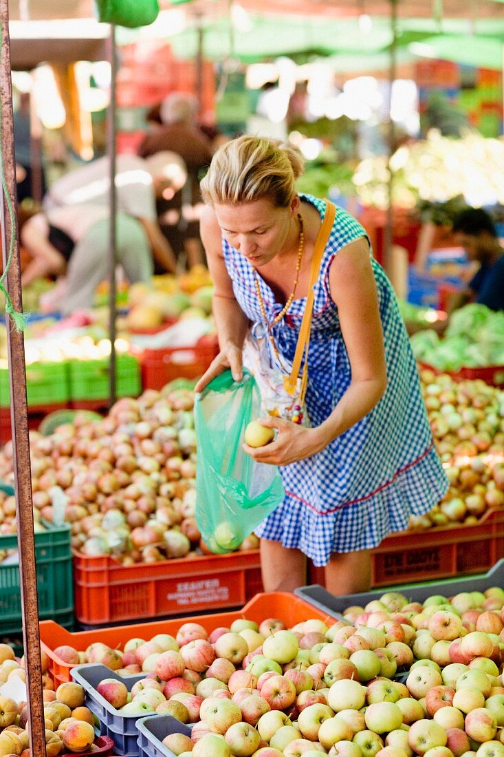 Skandinavische Frau auf einem Markt in Zypern