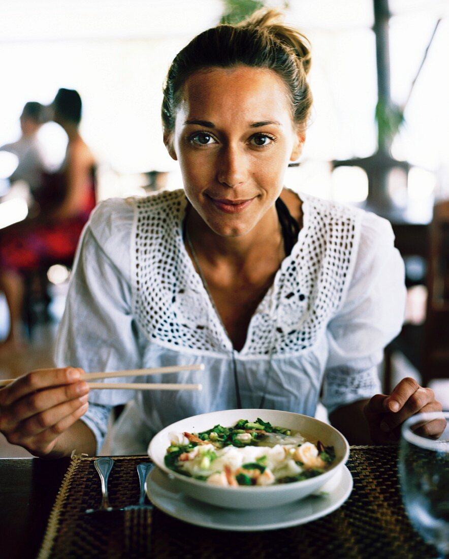 Skandinavische Frau beim Mittagessen im Restaurant (Thailand)