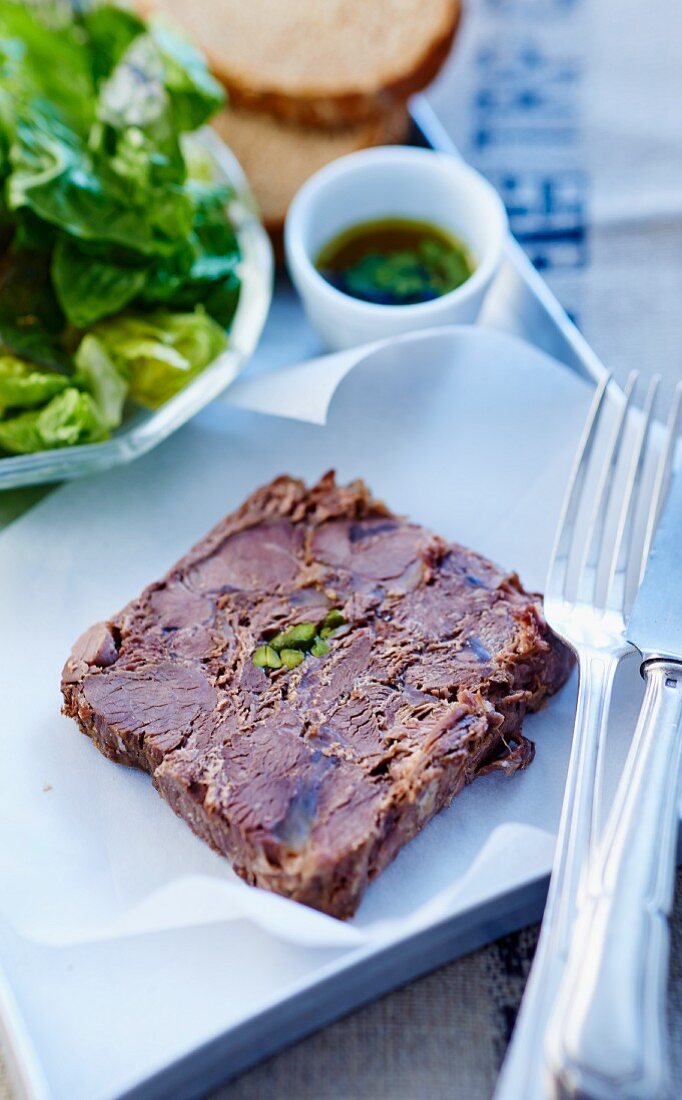 Rindfleischterrine mit Pistazien