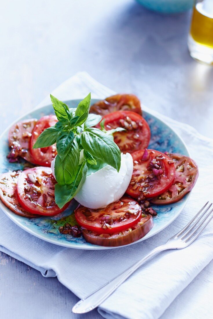 Tomaten mit Mozzarella und Basilikum