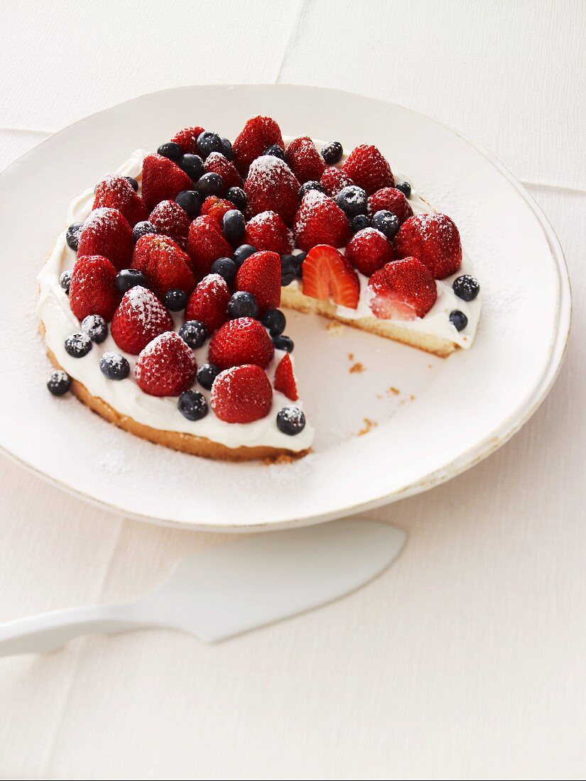 Schnelle Beerentorte mit Mascarpone, angeschnitten