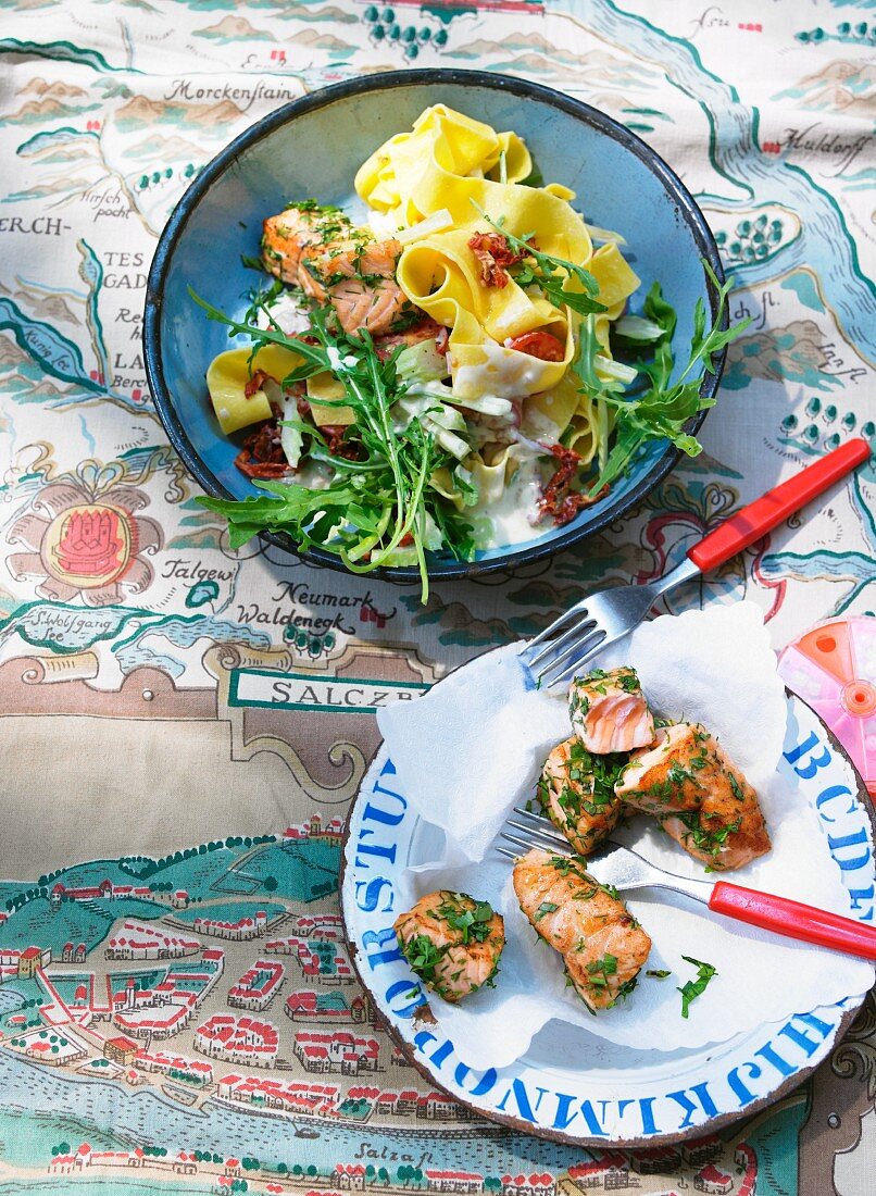 Nudelsalat mit Kräuter-Lachs-Nuggets