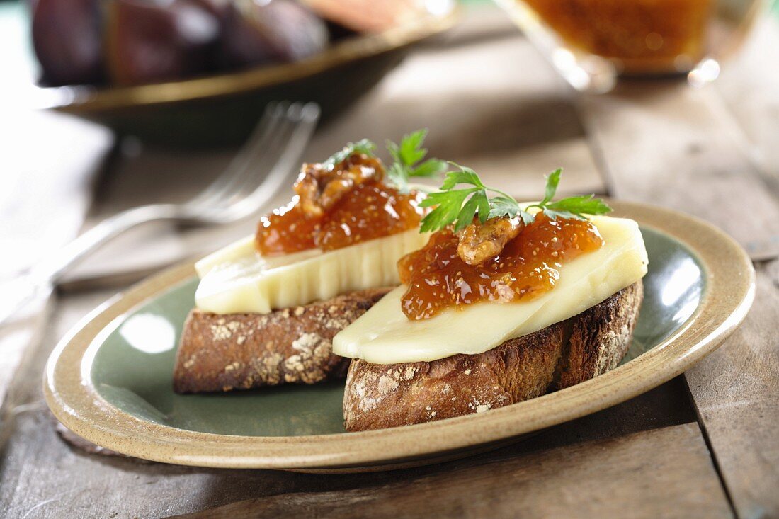 Canapés mit Käse, Feigenmarmelade und Nüssen