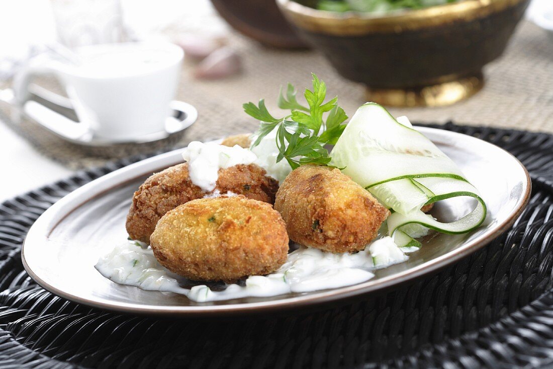 Falafel with yoghurt sauce and cucumber