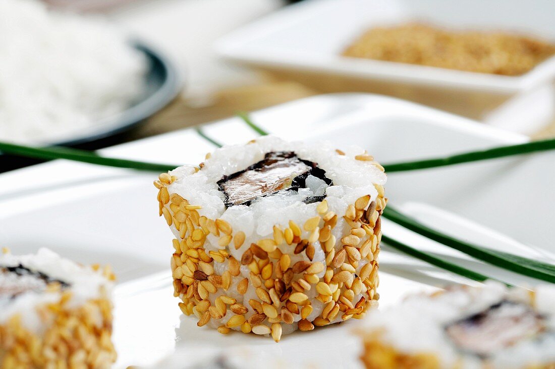 Maki-Sushi mit Lachs und Sesam