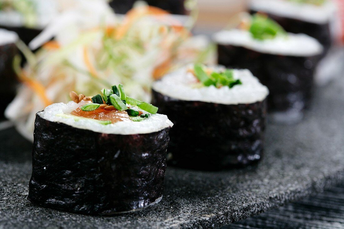 Nori-Maki mit Lachs und Avocado