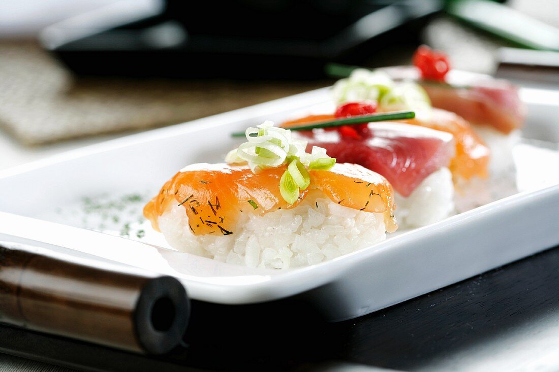 Nigiri-Sushi mit mariniertem Lachs und Thunfisch