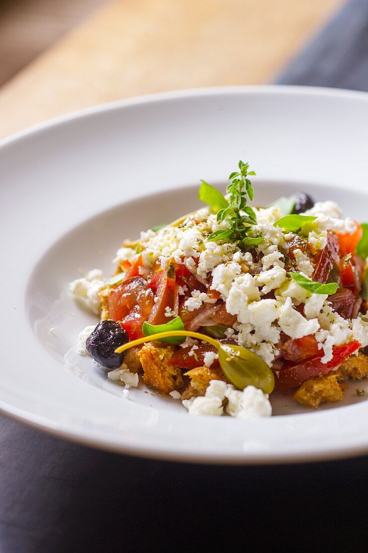 Griechischer Salat mit Kapern