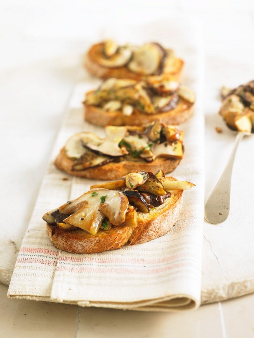 Crostini mit Steinpilzen