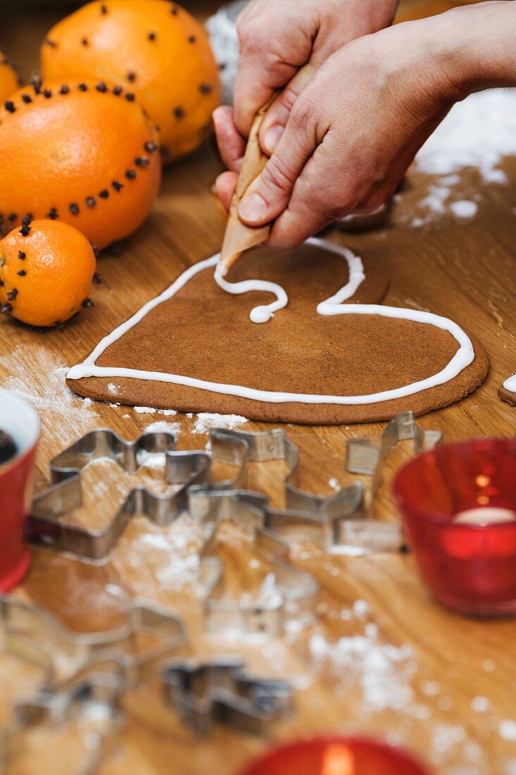 Lebkuchenherz mit Zuckerschrift verzieren