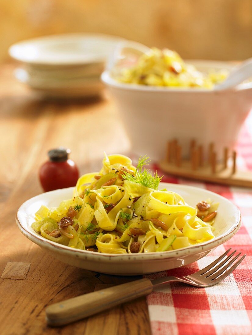 Tagliatelle mit Sardellen, Rosinen, Pinienkernen und Fenchel