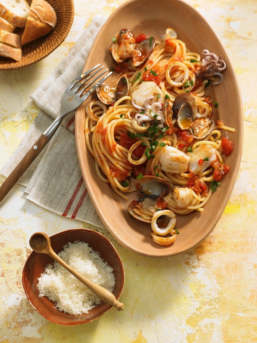 Spaghetti mit Meeresfrüchten und Tomaten