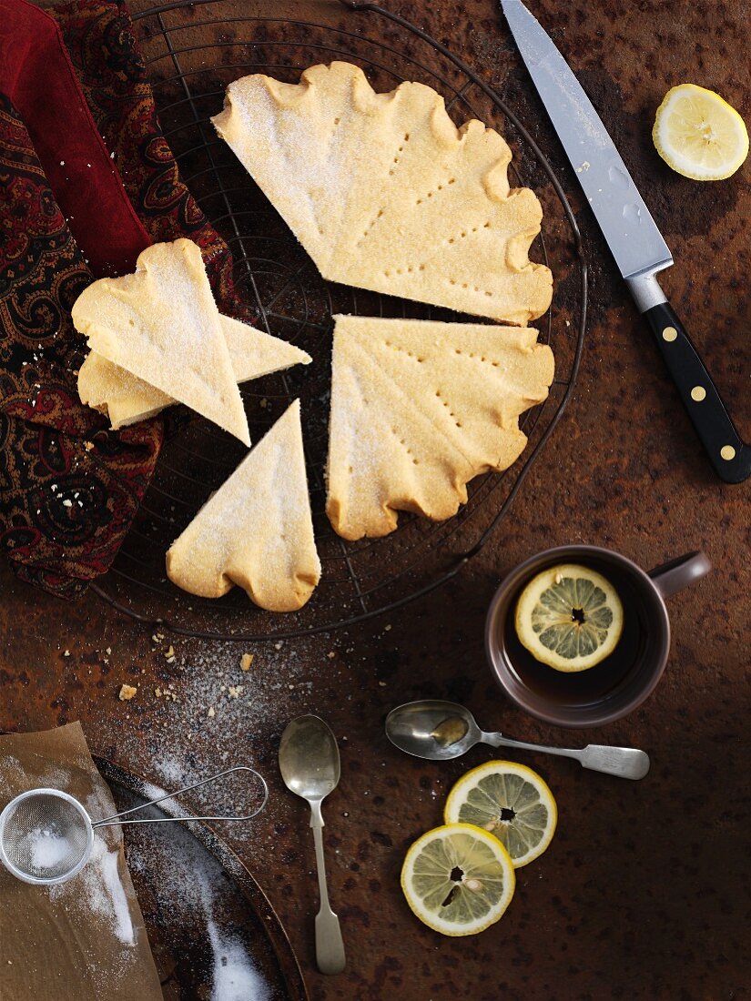 Lemon Shortbread, in Stücke geschnitten (England)