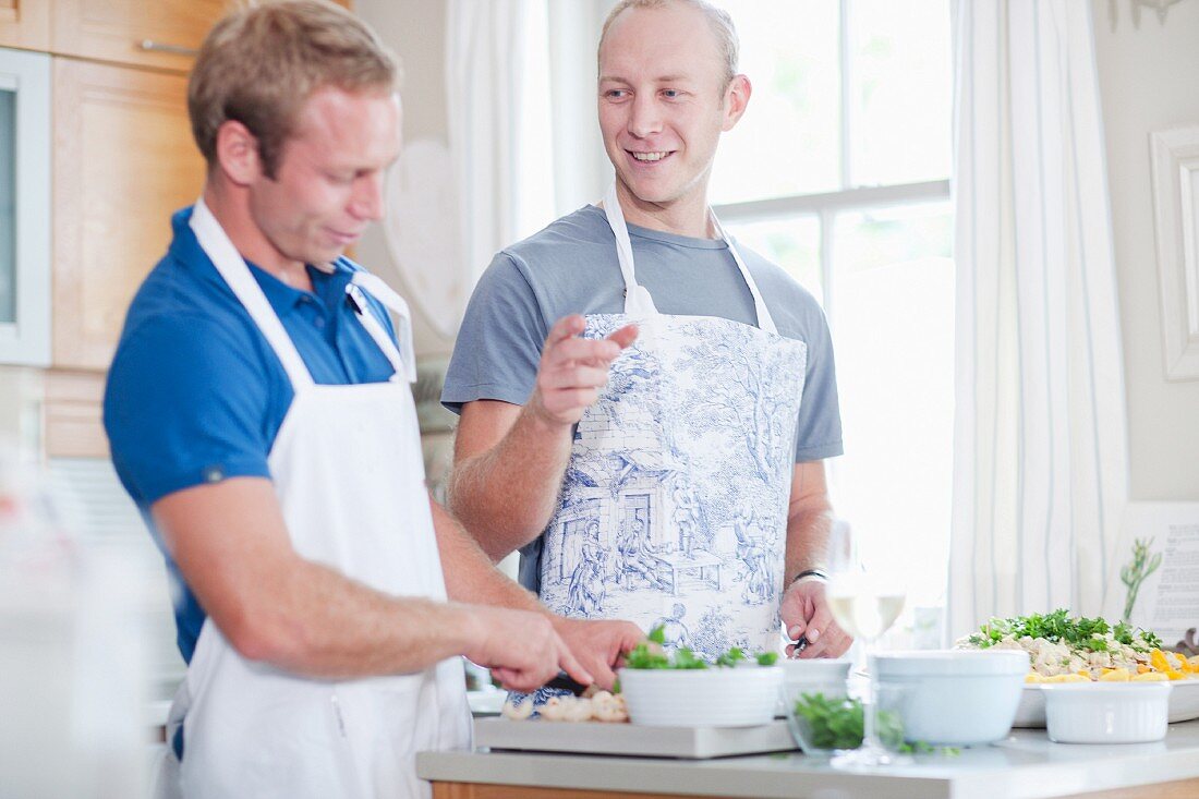 Zwei Männer beim gemeinsamen Kochen in der Küche