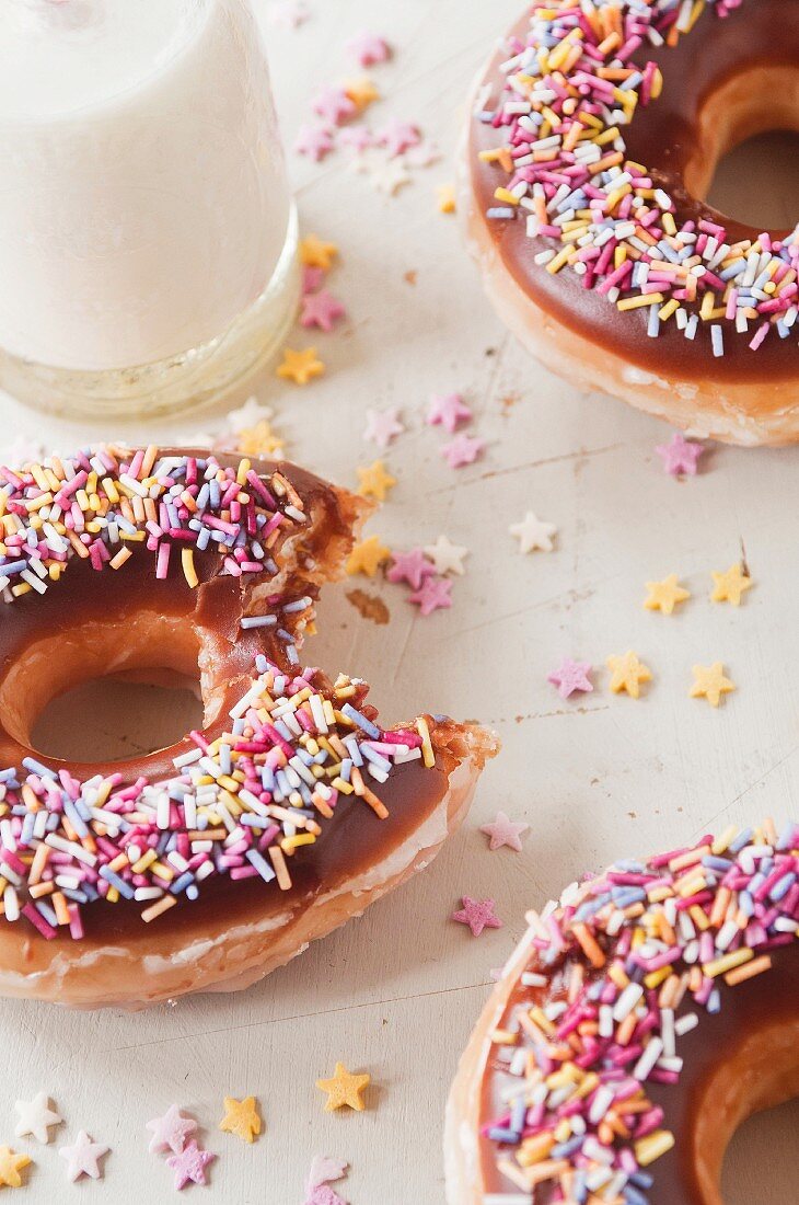 Donuts mit Schokoglasur & bunten Zuckerstreuseln